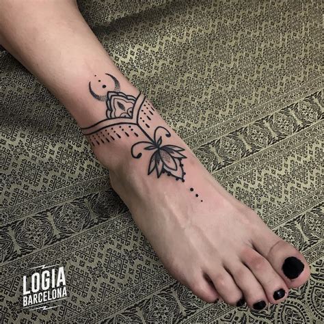 tatuajes en el pie para mujer con significado|Tatuajes en los pies: los 20 símbolos más utilizados。